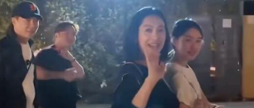 朱茵黄贯中一家三口看演唱会 女儿身高快赶上妈妈了