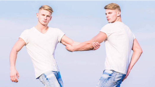 双胞胎在子宫内斗争出生后一红一白，原因究竟是何?