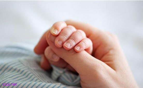 双胞胎在子宫内斗争出生后一红一白，原因究竟是何?