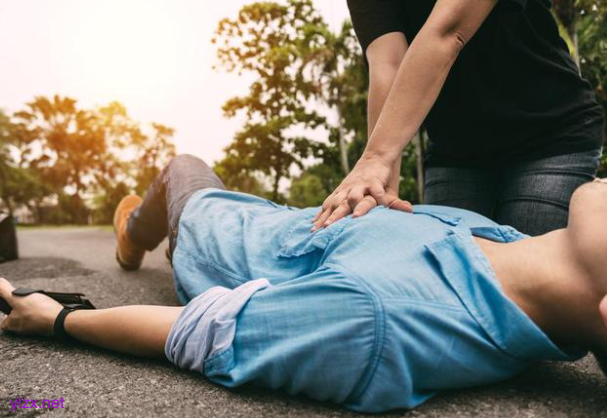 猝死前1个月身体会有何表现 25岁“世纪婴儿”猝死!