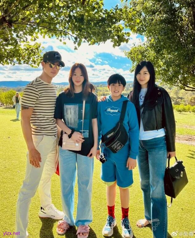吴尊全家游墨尔本 吴尊晒一家四口大合照 