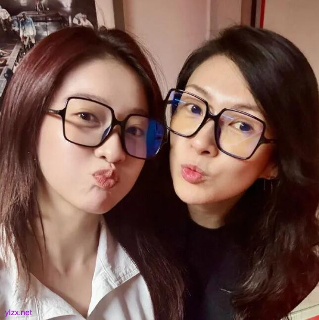 章子怡张雪迎素颜合照曝光 两人同框看话剧