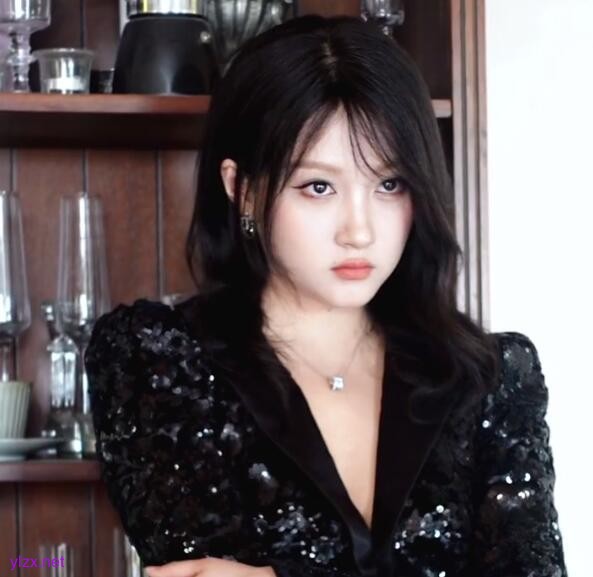 关晓彤回应戴假发：没什么设计 只是为了走路方便