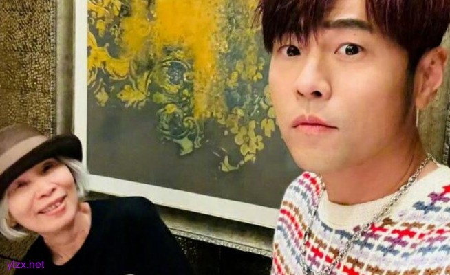 周杰伦晒母子自拍 透露妈妈几乎每场演唱都会来