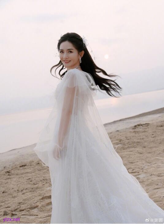 谢娜晒照庆祝44岁生日 感谢妈妈那年生下自己