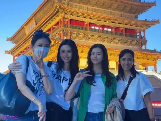 邱淑贞带2个女儿游西安 母女神似姐妹